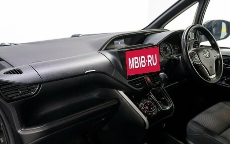 Toyota Voxy III, 2018 год, 2 349 000 рублей, 18 фотография