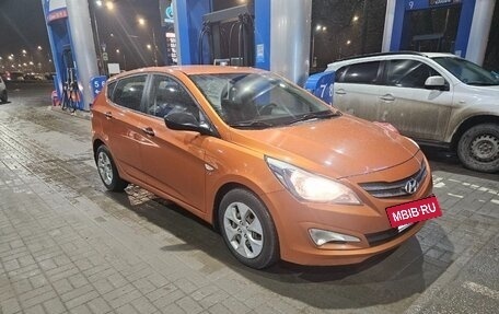 Hyundai Solaris II рестайлинг, 2015 год, 900 000 рублей, 2 фотография