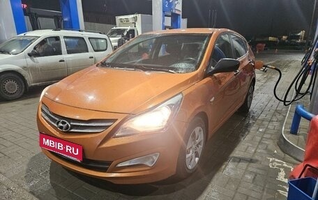 Hyundai Solaris II рестайлинг, 2015 год, 900 000 рублей, 1 фотография