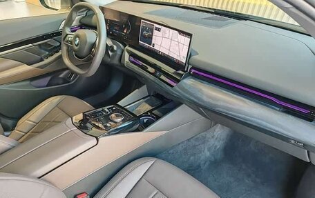 BMW 5 серия, 2025 год, 6 080 000 рублей, 11 фотография