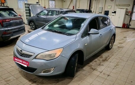 Opel Astra J, 2011 год, 640 000 рублей, 2 фотография