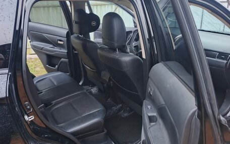 Mitsubishi Outlander III рестайлинг 3, 2016 год, 1 650 000 рублей, 4 фотография