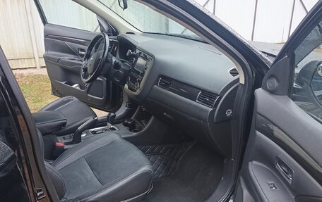 Mitsubishi Outlander III рестайлинг 3, 2016 год, 1 650 000 рублей, 5 фотография