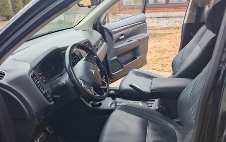 Mitsubishi Outlander III рестайлинг 3, 2016 год, 1 650 000 рублей, 8 фотография