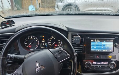 Mitsubishi Outlander III рестайлинг 3, 2016 год, 1 650 000 рублей, 9 фотография