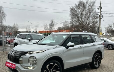 Mitsubishi Outlander, 2023 год, 4 299 000 рублей, 2 фотография