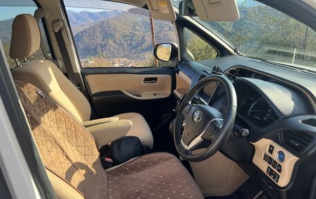 Toyota Noah III, 2015 год, 2 150 000 рублей, 10 фотография