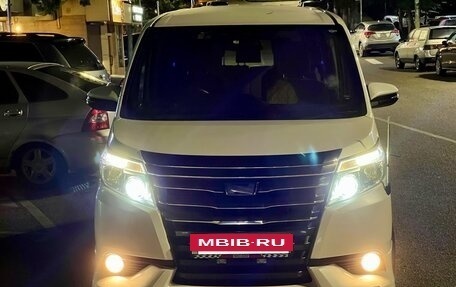 Toyota Noah III, 2015 год, 2 150 000 рублей, 25 фотография