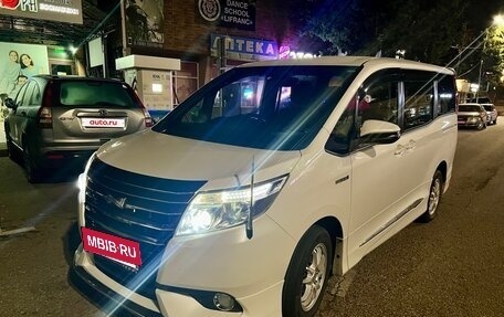 Toyota Noah III, 2015 год, 2 150 000 рублей, 26 фотография