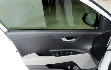 KIA Stonic, 2019 год, 1 300 202 рублей, 6 фотография