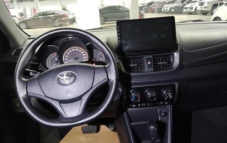 Toyota Yaris XP150 рестайлинг, 2021 год, 1 340 000 рублей, 7 фотография