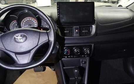 Toyota Yaris XP150 рестайлинг, 2021 год, 1 340 000 рублей, 17 фотография