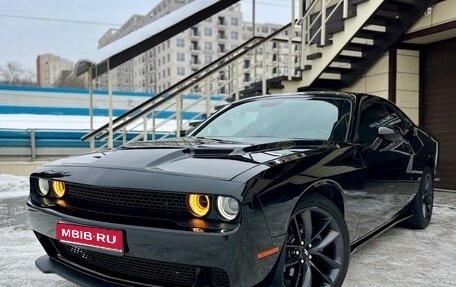Dodge Challenger III рестайлинг 2, 2018 год, 3 650 000 рублей, 1 фотография
