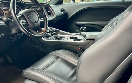 Dodge Challenger III рестайлинг 2, 2018 год, 3 650 000 рублей, 8 фотография