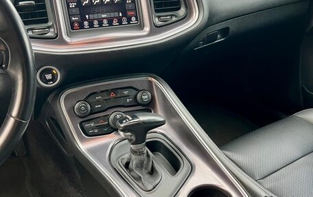 Dodge Challenger III рестайлинг 2, 2018 год, 3 650 000 рублей, 10 фотография