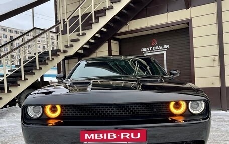 Dodge Challenger III рестайлинг 2, 2018 год, 3 650 000 рублей, 2 фотография