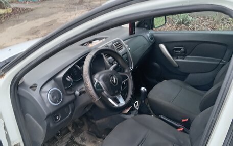 Renault Logan II, 2018 год, 650 000 рублей, 3 фотография