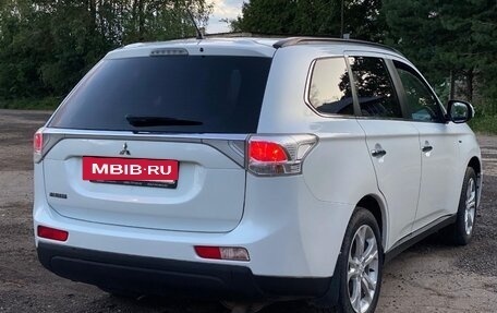 Mitsubishi Outlander III рестайлинг 3, 2013 год, 2 100 000 рублей, 10 фотография