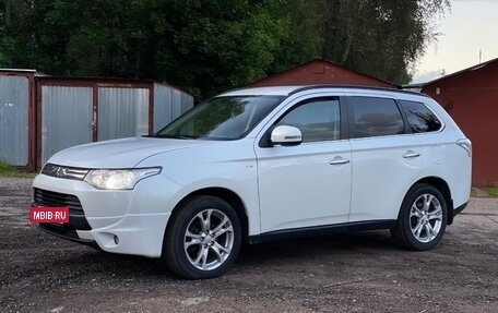 Mitsubishi Outlander III рестайлинг 3, 2013 год, 2 100 000 рублей, 16 фотография