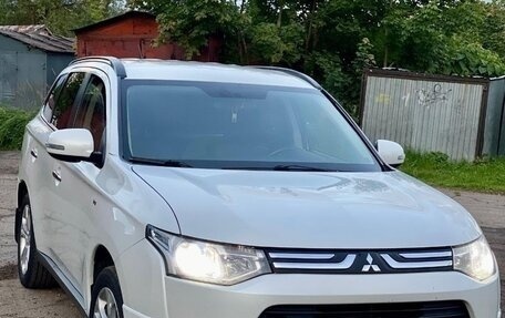 Mitsubishi Outlander III рестайлинг 3, 2013 год, 2 100 000 рублей, 23 фотография