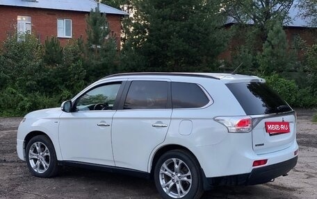 Mitsubishi Outlander III рестайлинг 3, 2013 год, 2 100 000 рублей, 21 фотография