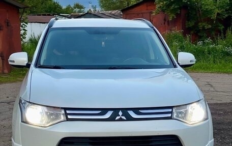 Mitsubishi Outlander III рестайлинг 3, 2013 год, 2 100 000 рублей, 22 фотография