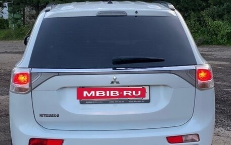 Mitsubishi Outlander III рестайлинг 3, 2013 год, 2 100 000 рублей, 25 фотография