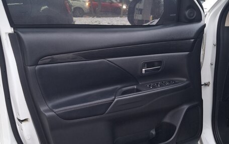 Mitsubishi Outlander III рестайлинг 3, 2018 год, 2 360 000 рублей, 14 фотография