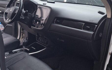 Mitsubishi Outlander III рестайлинг 3, 2018 год, 2 360 000 рублей, 13 фотография