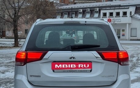 Mitsubishi Outlander III рестайлинг 3, 2015 год, 1 900 000 рублей, 5 фотография
