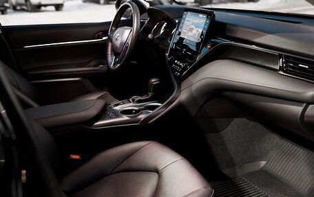 Toyota Camry, 2021 год, 3 890 000 рублей, 2 фотография