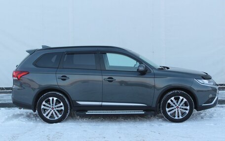 Mitsubishi Outlander III рестайлинг 3, 2022 год, 2 999 000 рублей, 4 фотография