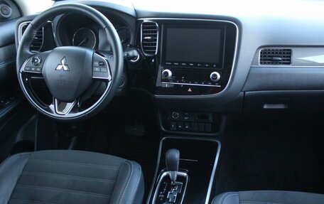 Mitsubishi Outlander III рестайлинг 3, 2022 год, 2 999 000 рублей, 10 фотография