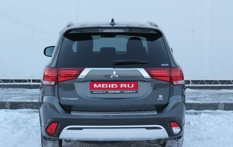 Mitsubishi Outlander III рестайлинг 3, 2022 год, 2 999 000 рублей, 6 фотография