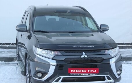 Mitsubishi Outlander III рестайлинг 3, 2022 год, 2 999 000 рублей, 3 фотография