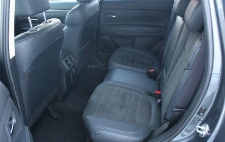 Mitsubishi Outlander III рестайлинг 3, 2022 год, 2 999 000 рублей, 13 фотография