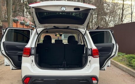 Mitsubishi Outlander III рестайлинг 3, 2018 год, 1 890 000 рублей, 14 фотография