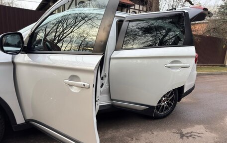 Mitsubishi Outlander III рестайлинг 3, 2018 год, 1 890 000 рублей, 15 фотография