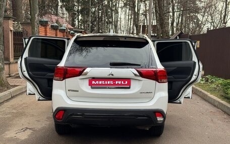 Mitsubishi Outlander III рестайлинг 3, 2018 год, 1 890 000 рублей, 8 фотография