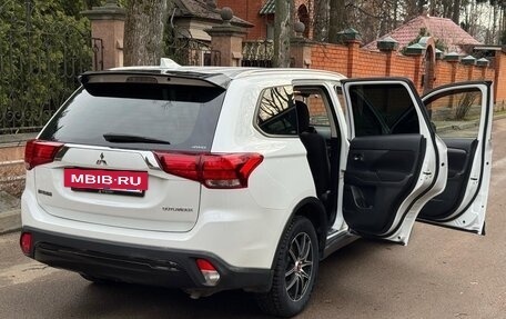 Mitsubishi Outlander III рестайлинг 3, 2018 год, 1 890 000 рублей, 10 фотография