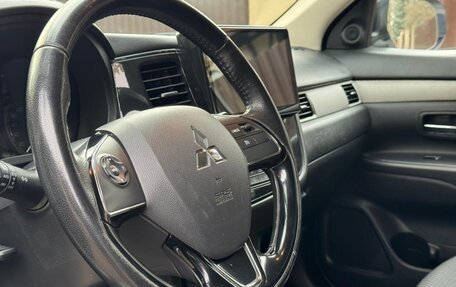 Mitsubishi Outlander III рестайлинг 3, 2018 год, 1 890 000 рублей, 21 фотография