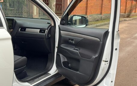 Mitsubishi Outlander III рестайлинг 3, 2018 год, 1 890 000 рублей, 26 фотография