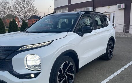 Mitsubishi Outlander, 2023 год, 4 700 000 рублей, 3 фотография