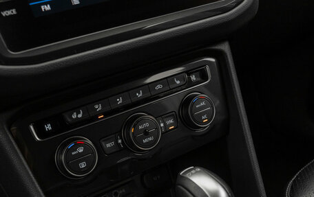 Volkswagen Tiguan II, 2019 год, 2 390 000 рублей, 20 фотография