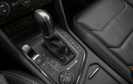 Volkswagen Tiguan II, 2019 год, 2 390 000 рублей, 19 фотография