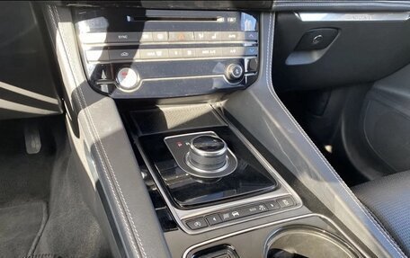 Jaguar F-Pace, 2016 год, 2 750 000 рублей, 23 фотография