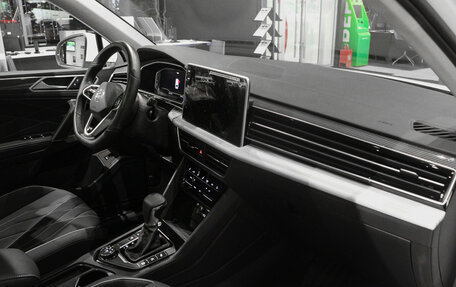 Volkswagen Tiguan II, 2023 год, 4 359 000 рублей, 7 фотография