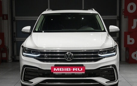Volkswagen Tiguan II, 2023 год, 4 359 000 рублей, 2 фотография