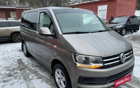 Volkswagen Caravelle T6 рестайлинг, 2017 год, 2 450 000 рублей, 1 фотография