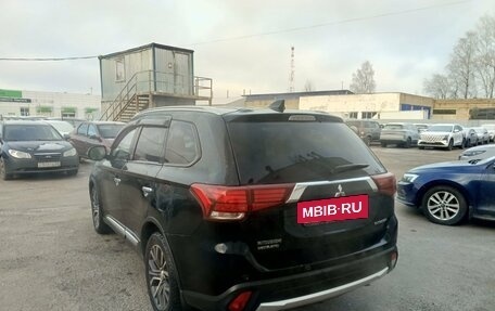 Mitsubishi Outlander III рестайлинг 3, 2018 год, 1 999 000 рублей, 2 фотография
